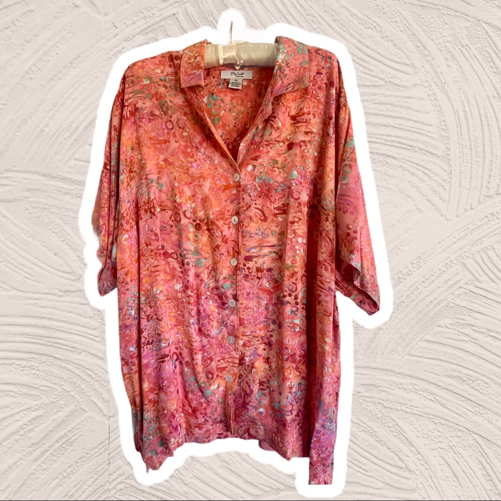 Short-sleeve pink batik style blouse.